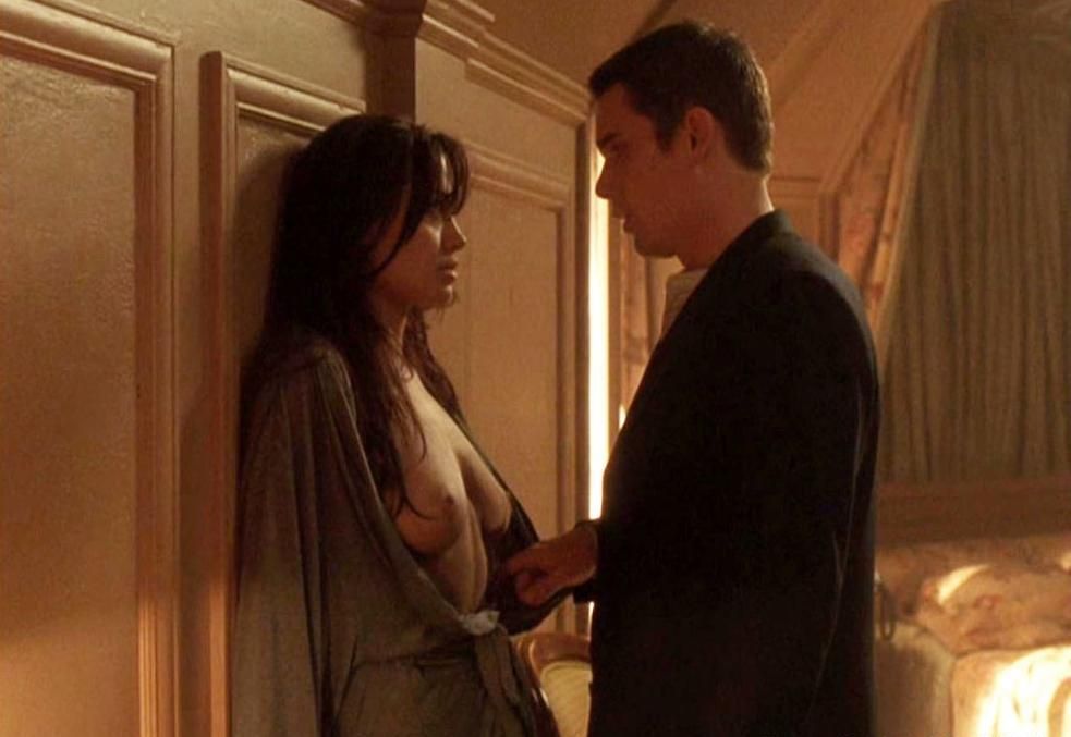 Еденді футболкамен іш киімсіз жуу Сексуалдық бейнелер және