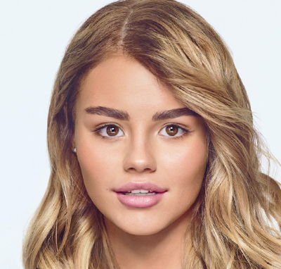 Әйел шашы бар сикке отырады (ретро фото)