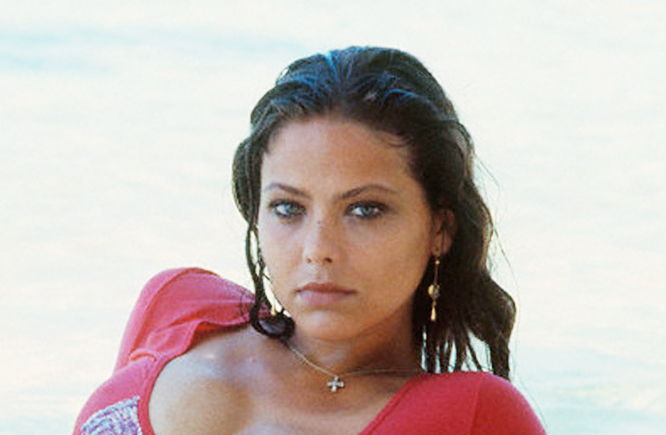 Молодая и прекрасная Ornella Muti сверкает грудью